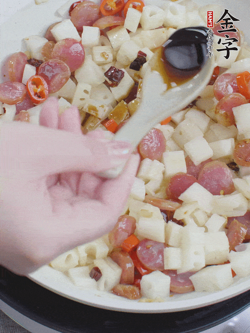 下藕丁，加生抽、香醋、白糖、鹽翻炒均勻。