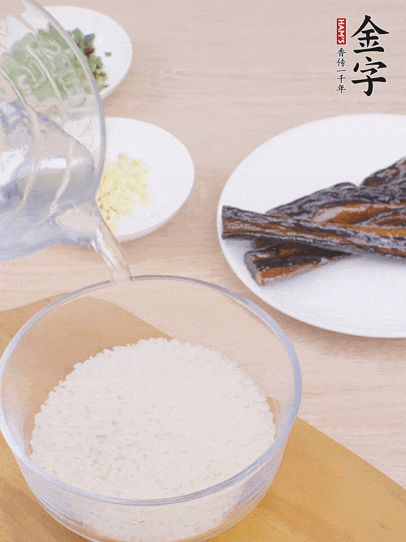 大米提前用清水浸泡1小時。