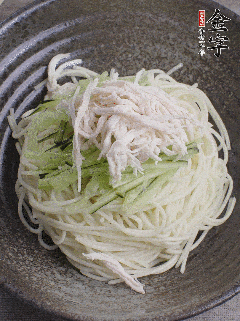 堿水面（熟）倒入大碗中，鋪上黃瓜絲、雞絲。