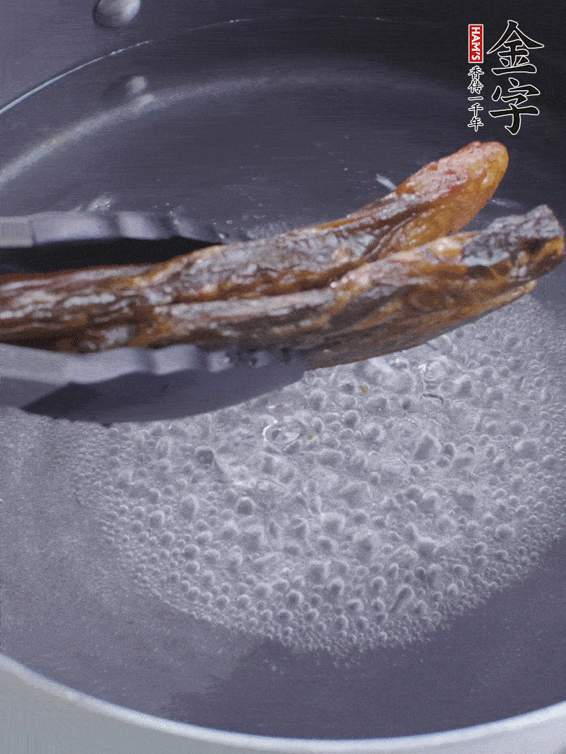 金字醬油肉水煮15分鐘，切薄片。