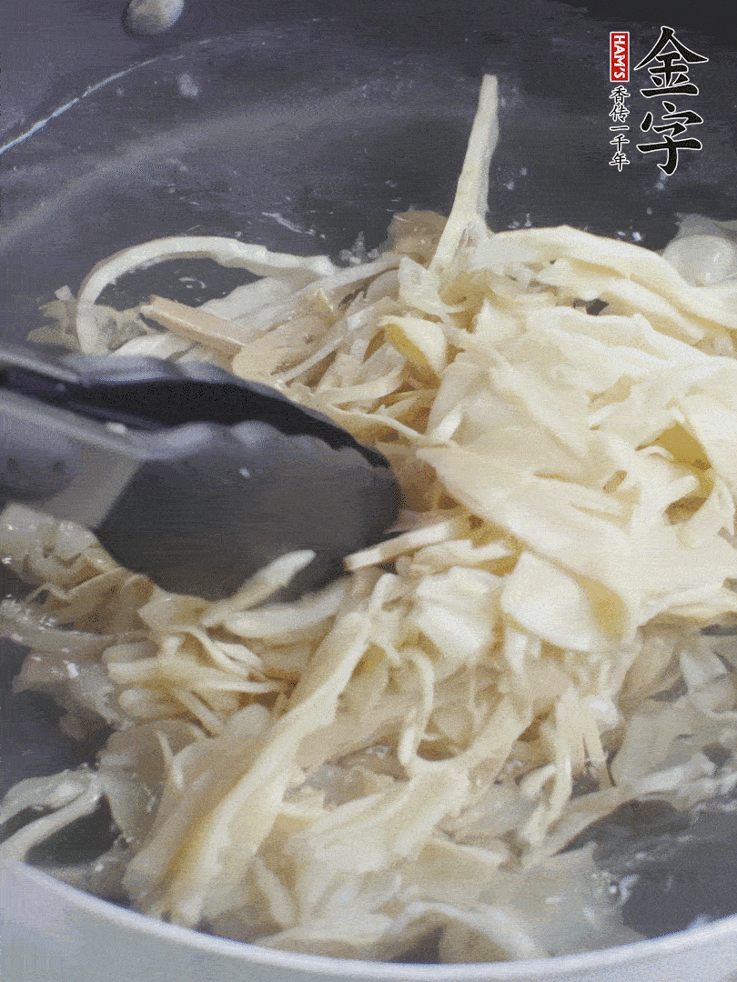 糯米筍焯水1分鐘，過(guò)涼水，擠干水份。