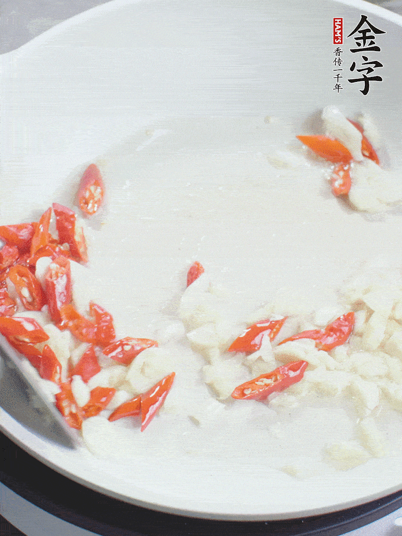 冷鍋熱油，下辣椒、大蒜煸香。