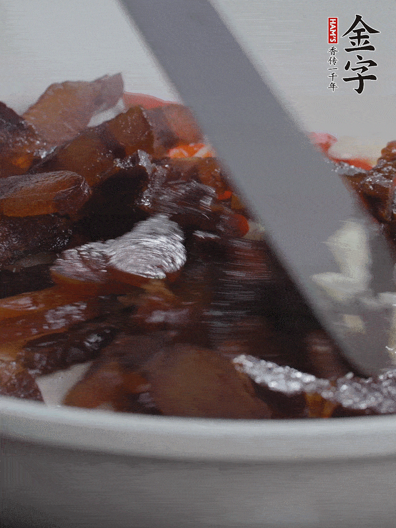 下醬油肉，煸出油脂。