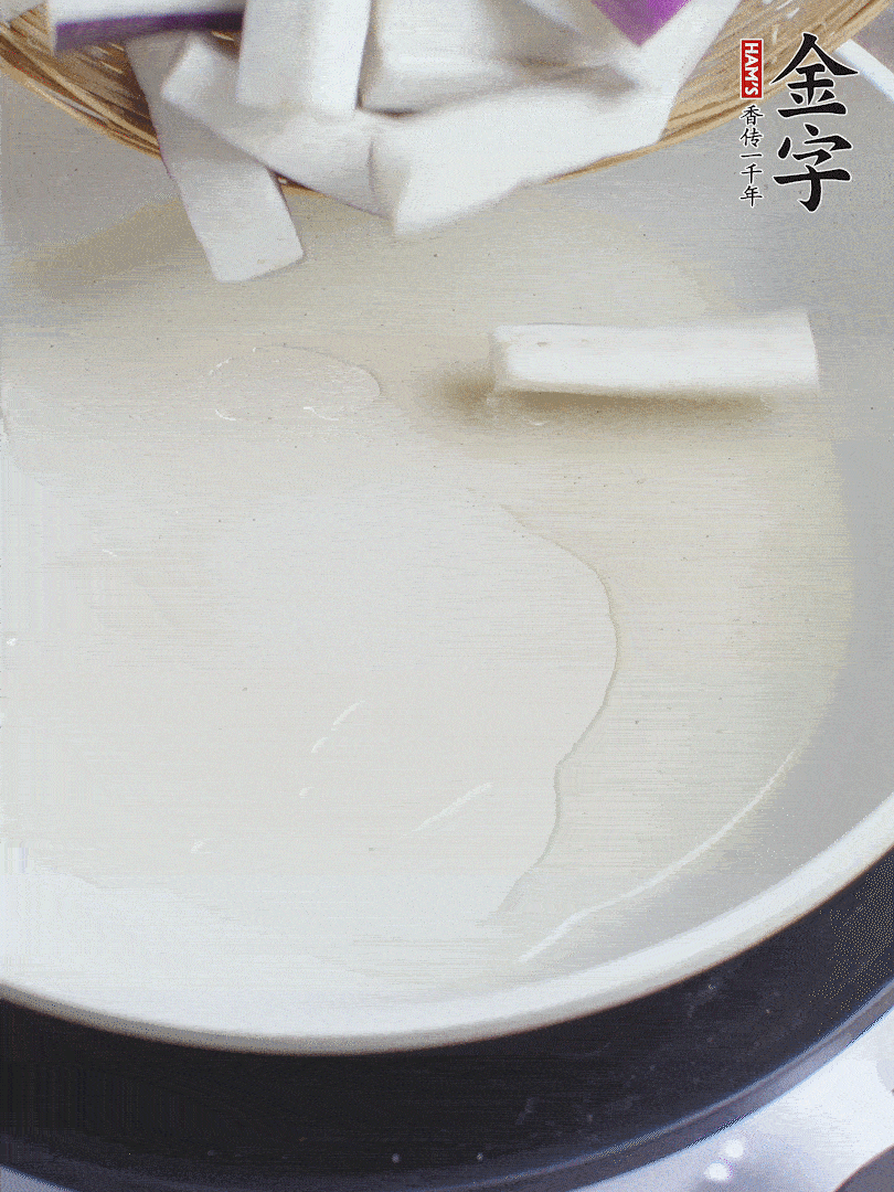 杭茄洗凈去蒂，縱向剖成4份，切成長10cm左右的段。白洋蔥切絲?？谀⑾磧羧サ舯?。紅椒切菱形片。