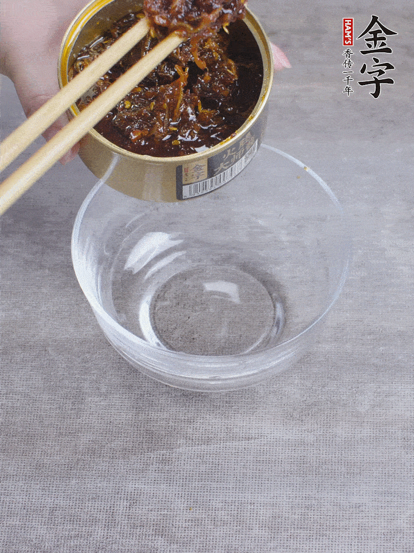 金字火腿大師醬2勺、醬油1勺、白砂糖1/2勺調勻。