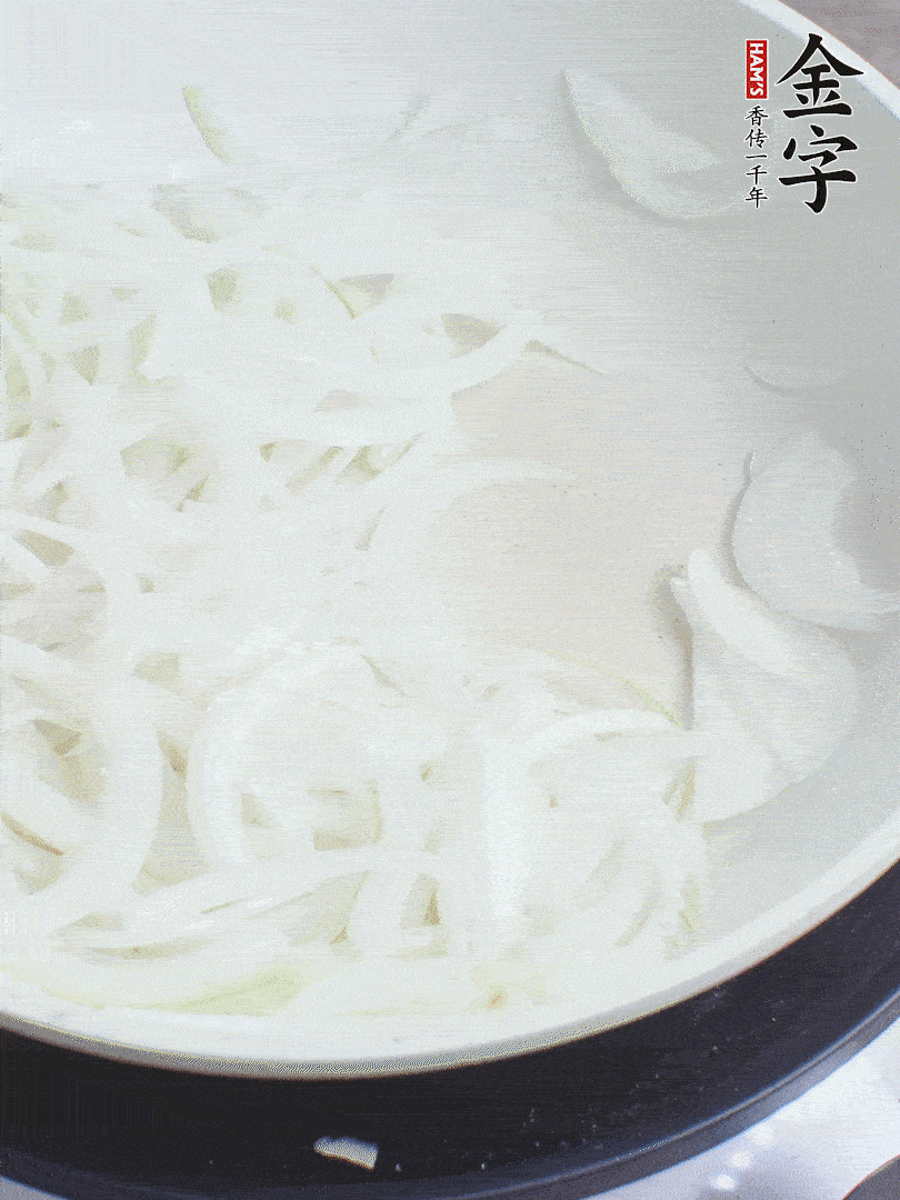 油熱下洋蔥絲、紅椒炒出香味。