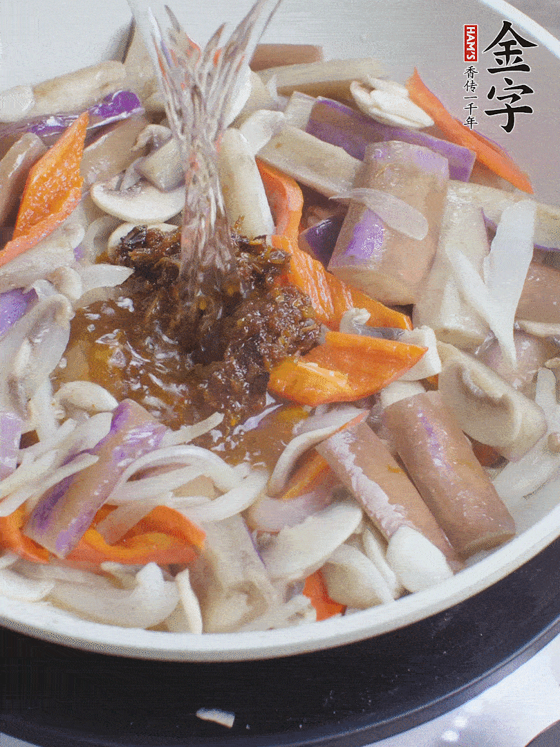 下茄子、口蘑，淋入料汁，加熱水份收干。