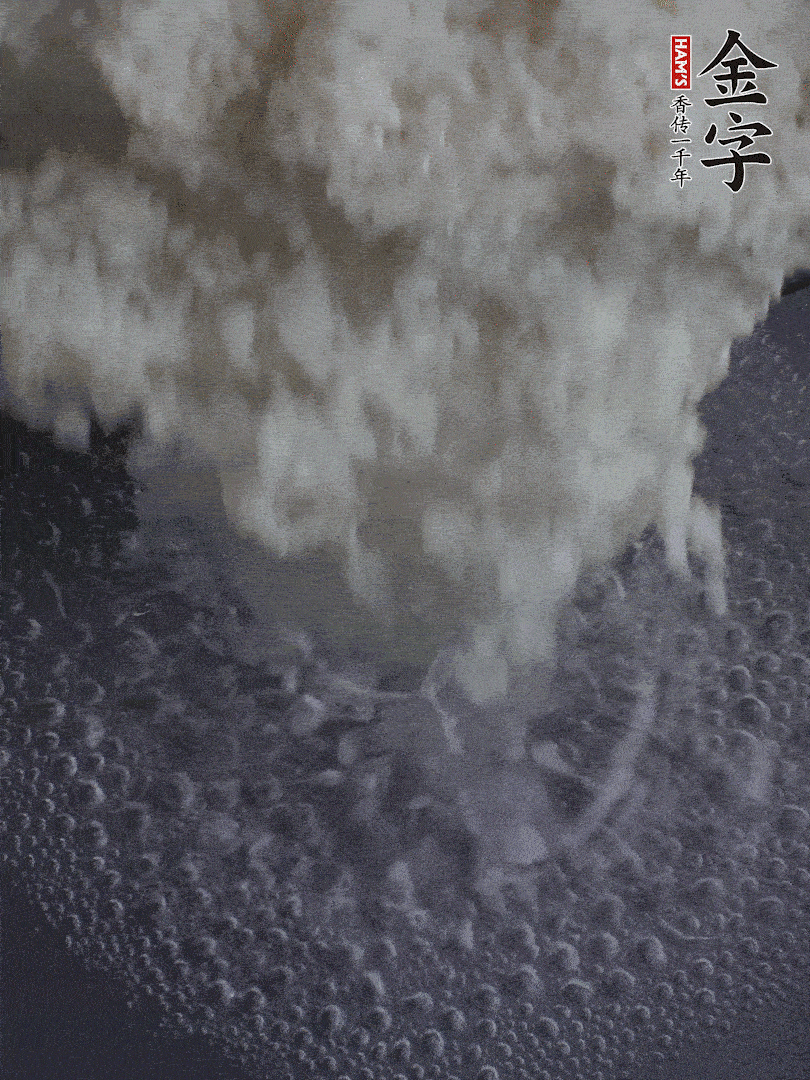 浸泡好的大米，沸水下鍋煮5分鐘，撈出瀝干。