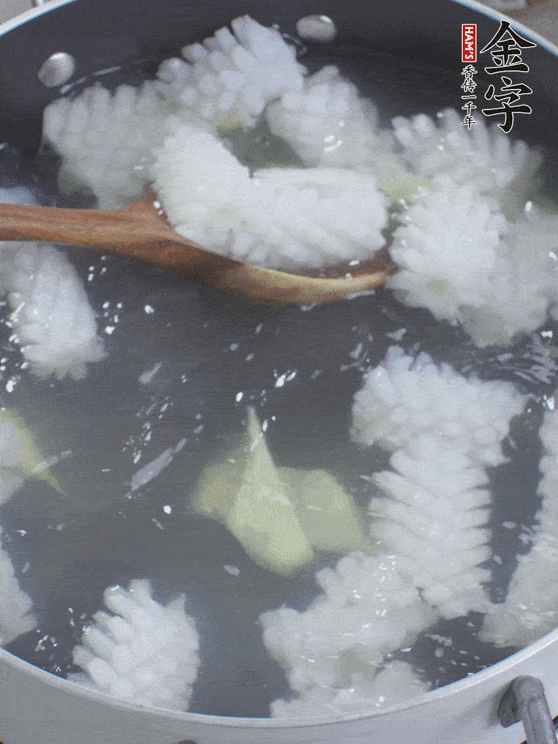 魷魚解凍后，加姜片、料酒汆燙30秒。