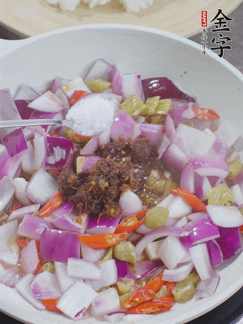 加1大勺金字火腿大師醬、2勺生抽、1勺糖，翻炒。