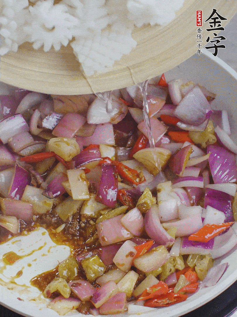 下魷魚花，2勺料酒炒勻。