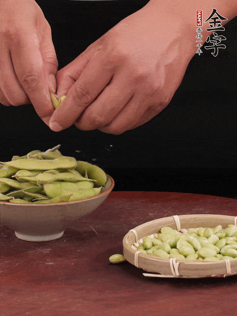 新鮮毛豆剝殼。