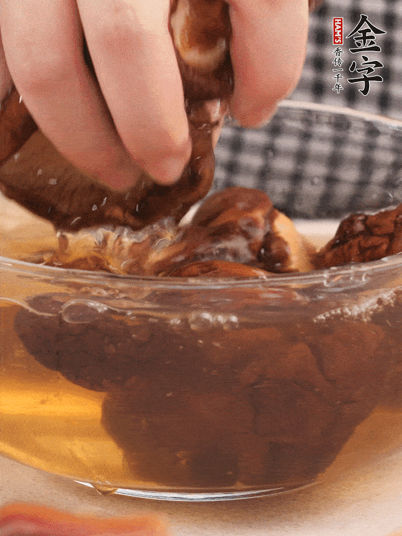 干香菇溫水泡發(fā)，去蒂洗凈切十字。