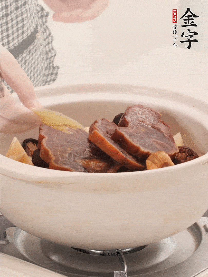 火腿、蓮藕、香菇放入砂鍋，加2片姜片，加水沒過1指。