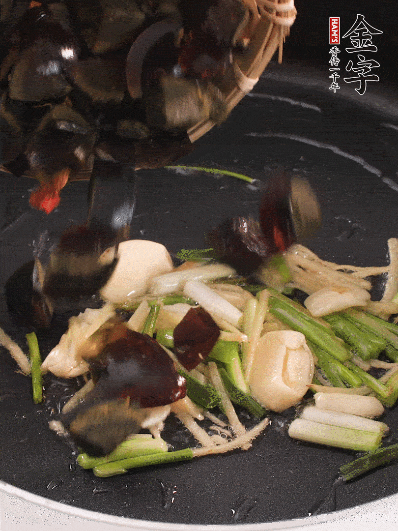 熱油爆香蔥姜，放入皮蛋翻炒至氣泡。