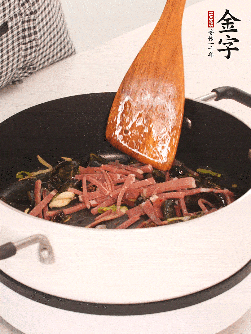 加入火腿煸炒一會，倒入開水燉煮15分鐘。