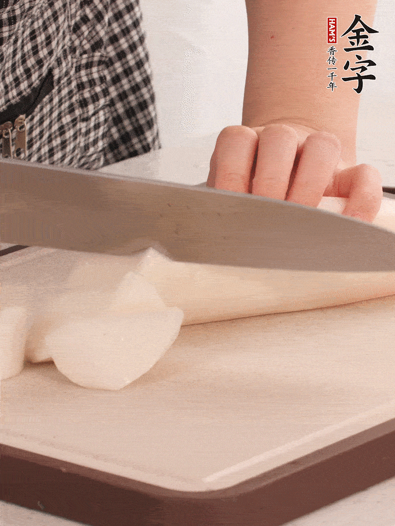 蘿卜切塊，火腿切片。