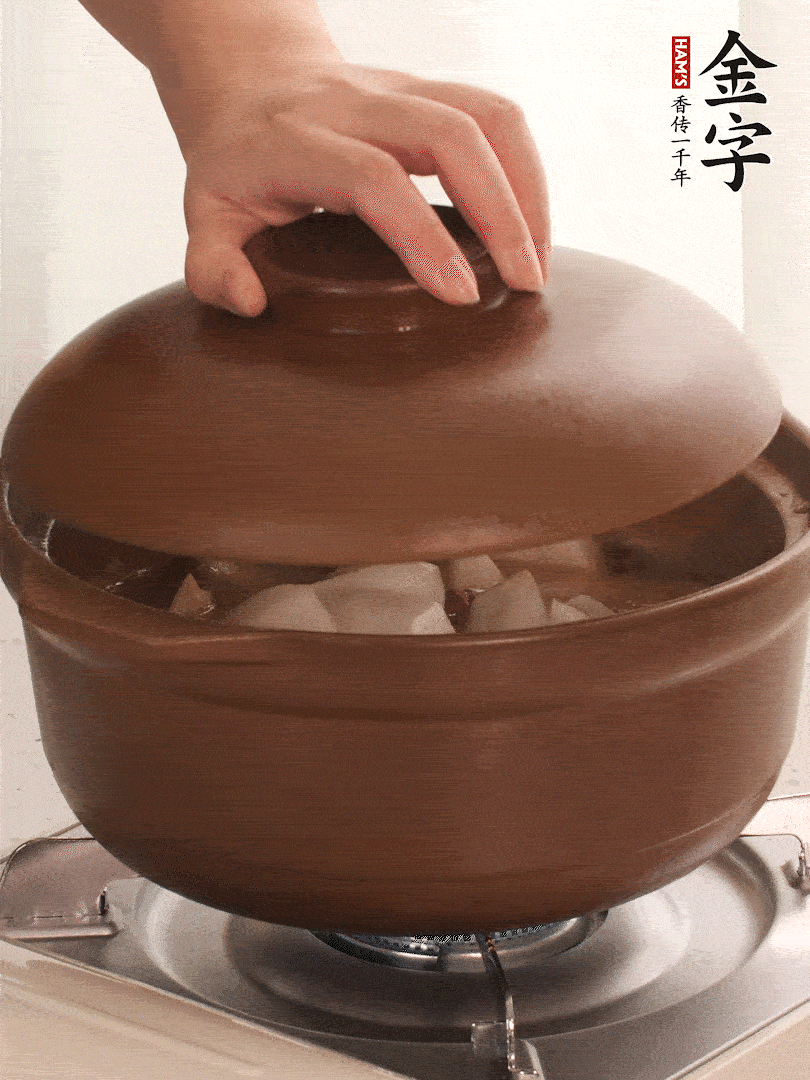 倒沒過食材的熱水，大火燒開。蓋上蓋子轉中小火，燉15-20分鐘。等蘿卜煮到喜歡的軟爛度就可以關火。