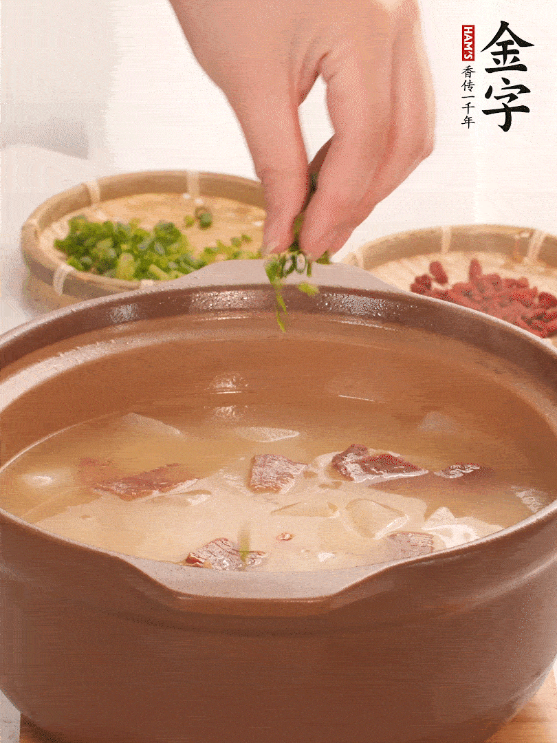 最后點綴點小蔥花、枸杞，增色提味。