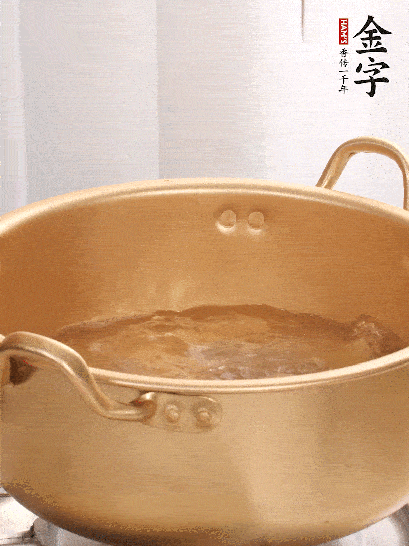 排骨加姜片、料酒，冷水下鍋焯水，撇去浮沫。