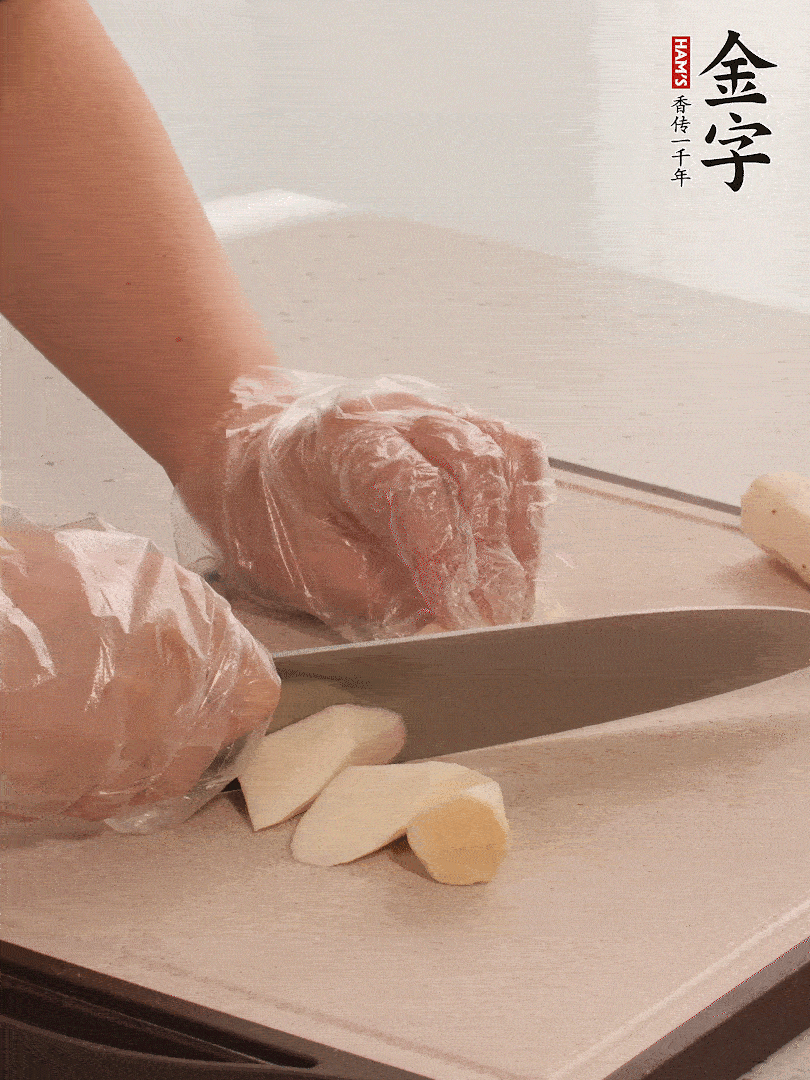 鐵棍山藥洗凈削皮，切斜刀塊。