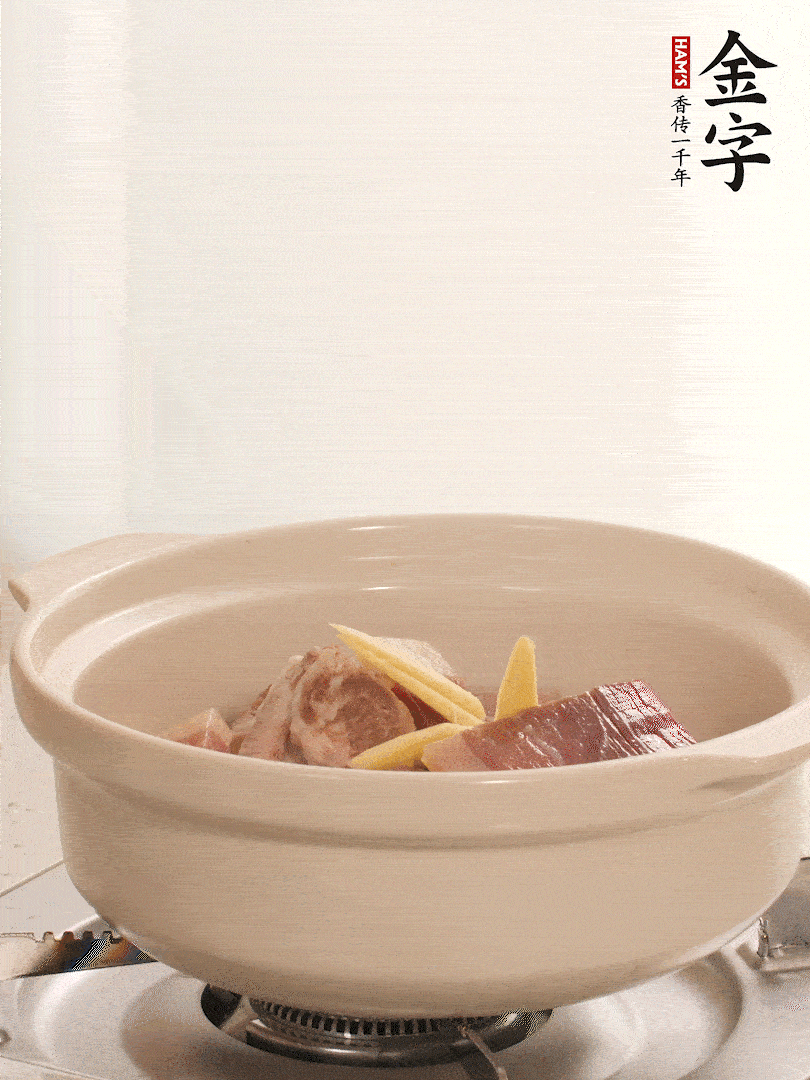 湯鍋放入排骨、火腿、姜，加適量水。煮開后轉(zhuǎn)小火燉40分鐘。