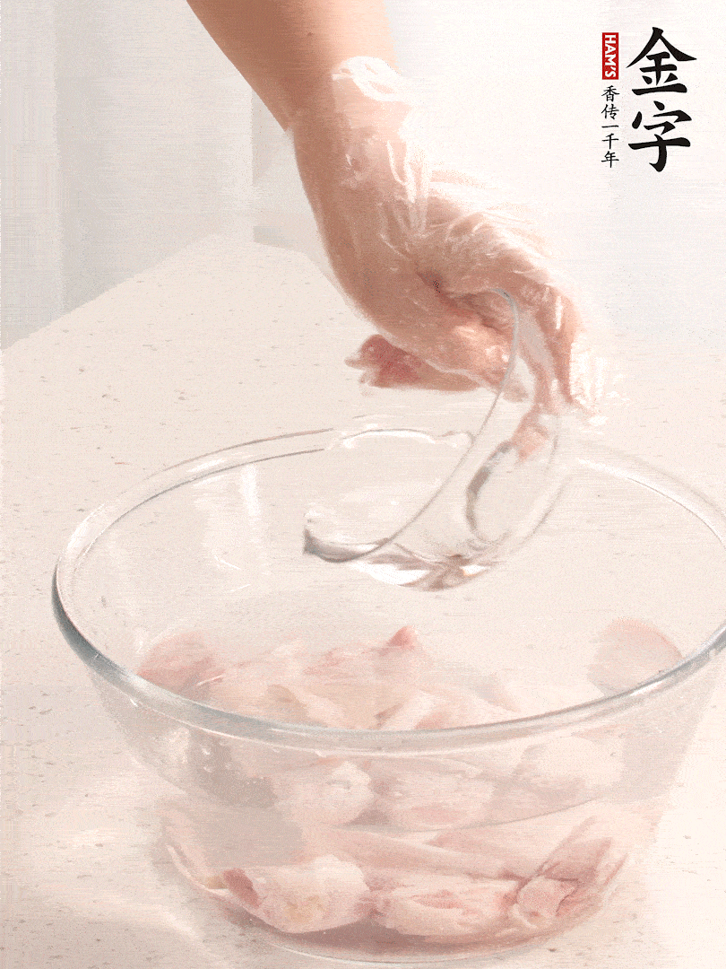 豬蹄除去雜毛、刮去油膩，斬成大塊，冷水浸泡半小時(shí)出血水，冷水下鍋，放入姜片、醋去腥，水燒開大約2分鐘，撈出。（白醋能夠讓豬蹄更白凈）