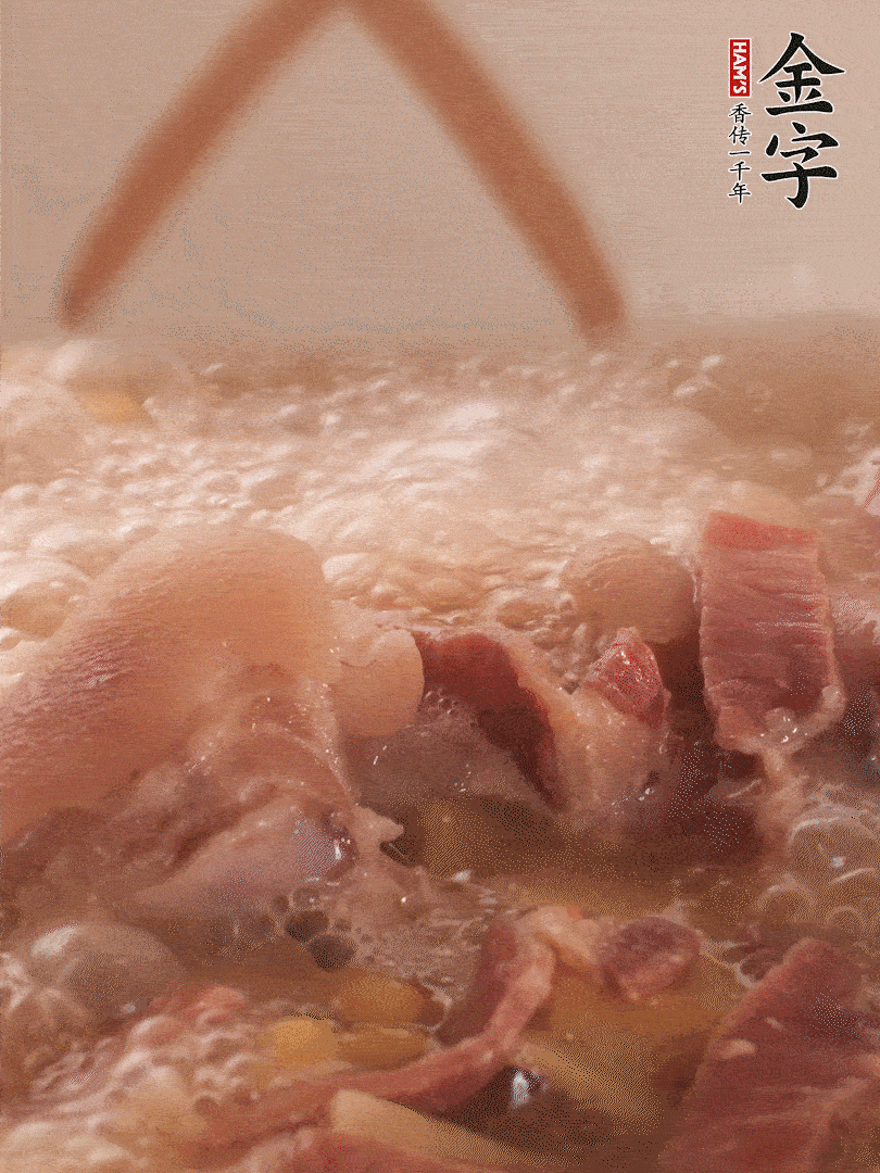 大火將水煮開后，蓋上鍋蓋，轉(zhuǎn)小火慢燉1個(gè)半小時(shí)。