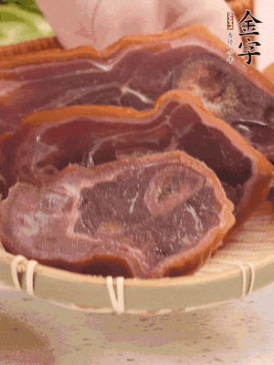 金字火腿蹄片溫水泡10分鐘。