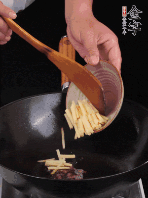 留少許余油，下姜絲、毛豆、火腿翻炒。