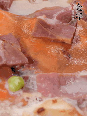 放適量料酒、清水煮到沸騰，再下蟹塊燜煮8分鐘。