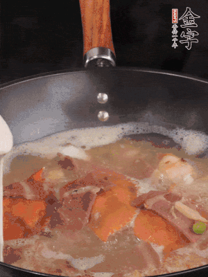 最后用面糊勾芡，燒至收汁，出鍋前撒點(diǎn)蔥段。