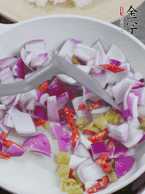 冷鍋熱油，下洋蔥、小米辣、泡椒，炒出香味。