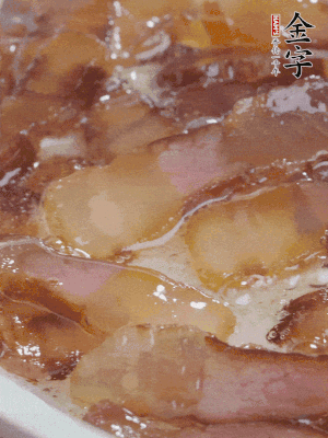 油5成熱，醬油肉煸香。