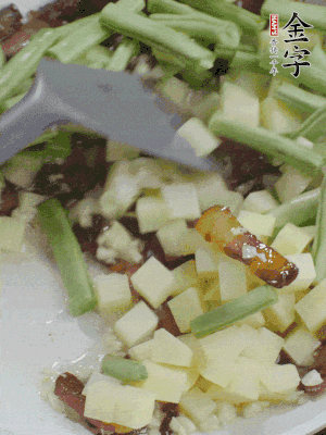 下蒜末、豆角、土豆塊翻炒。