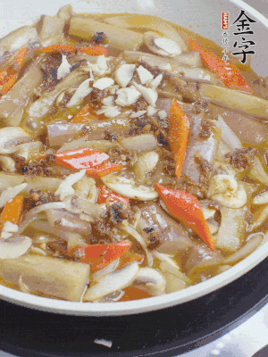 撒蒜末、香菜末。