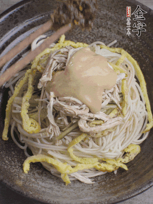 生抽1勺、醋1勺、芝麻醬1勺、金字火腿大師醬1勺。