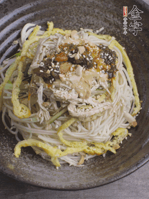 撒上花生碎、白芝麻、蔥花。