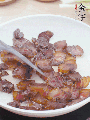 熱鍋少油，醬油肉煸出油脂，盛出。