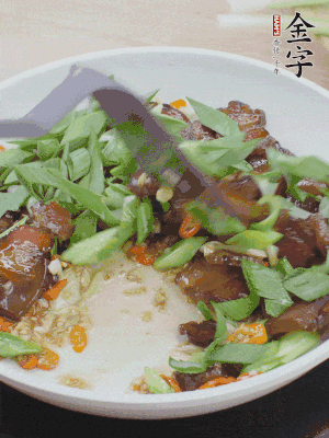 倒蒜葉翻炒均勻。