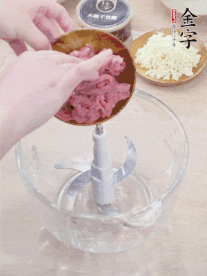 牛肉攪成牛肉泥。