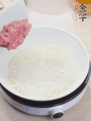 鍋內(nèi)熱油，蒜泥、牛肉泥炒至酥香。