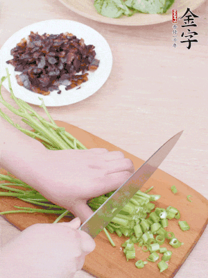空心菜摘掉葉子，菜梗切成丁。