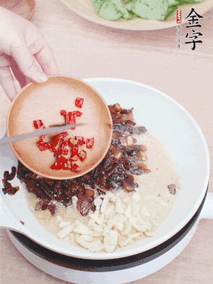 爆香蒜末、小米辣。