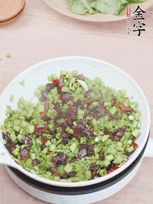 1勺生抽、1勺蠔油、1點點白糖調(diào)味。