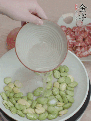 鍋中少油，下蠶豆略炒，加1/2勺鹽、一點(diǎn)糖、少許水炒勻。