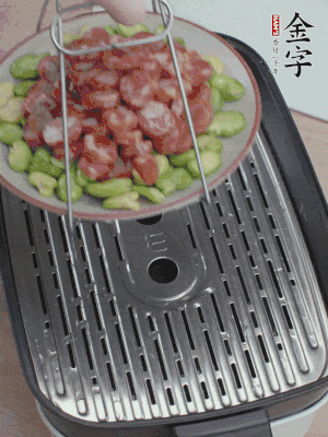 蠶豆鋪底，香腸鋪上，上鍋蒸15分鐘。