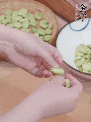蠶豆剝殼，去掉豆衣，切碎。