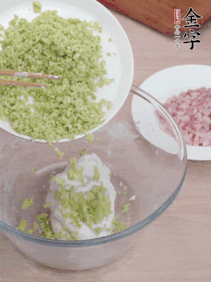 糯米粉邊揉邊加水，成團(tuán)后揉進(jìn)蠶豆、咸肉。