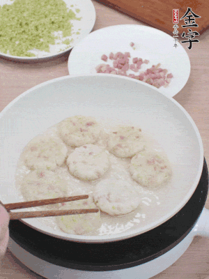 鍋中涼油，慢煎至兩面有脆殼。（油可以多一點(diǎn)）